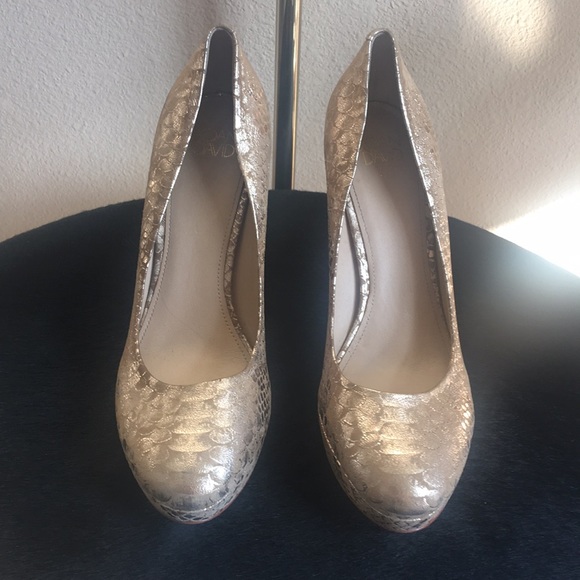 Joan & David gold snakeskin platform heel - Picture 3 of 5